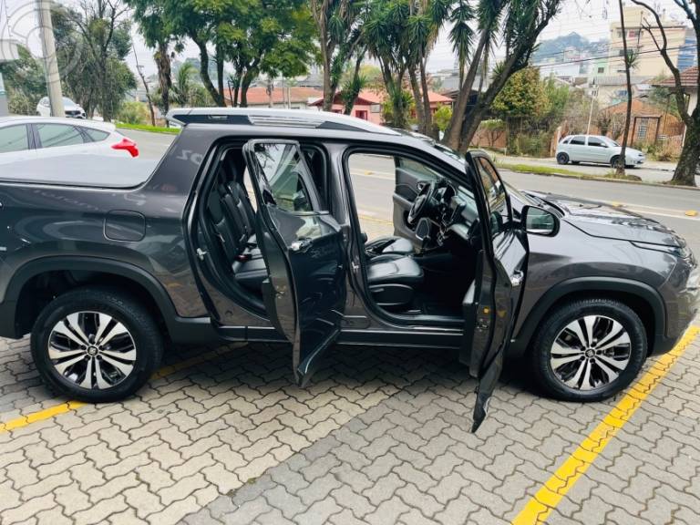 FIAT - TORO 2.0 16V TURBO DIESEL VOLCANO 4WD AUTOMÁTICO - 2021/2022 - CINZA - R$ 134.500,00