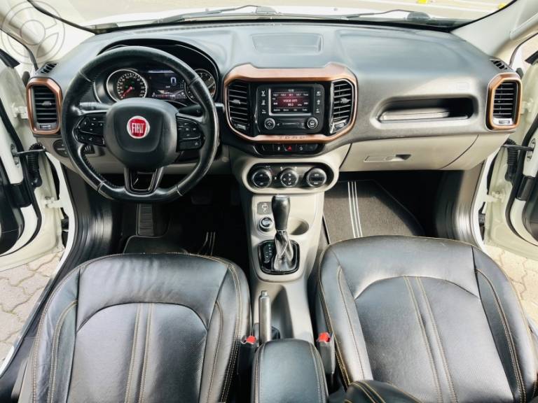 FIAT - TORO 2.0 16V TURBO DIESEL VOLCANO AT9 4X4 AUTOMÁTICO - 2016/2017 - BRANCA - R$ 98.900,00