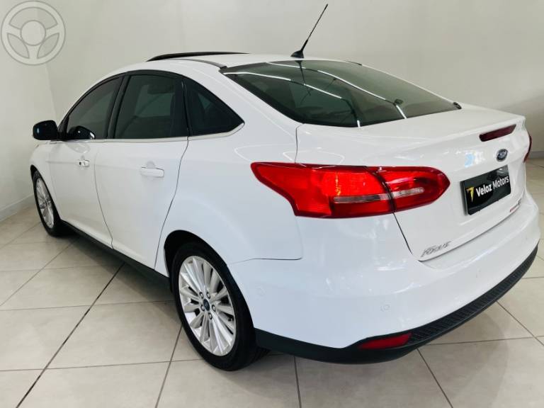 FORD - FOCUS 2.0 TITANIUM PLUS SEDAN 16V FLEX 4P AUTOMÁTICO - 2015/2016 - BRANCA - R$ 69.900,00