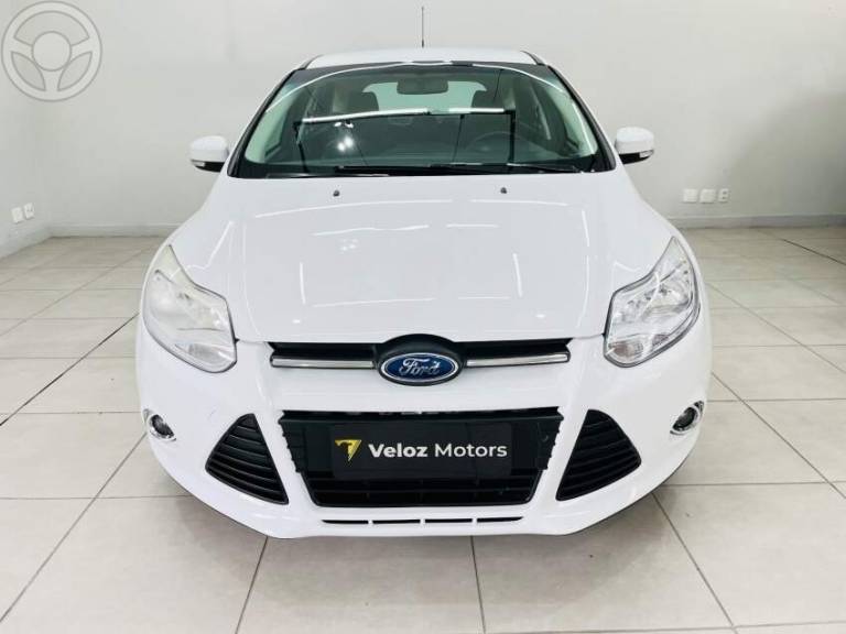 FORD - FOCUS 2.0 SE PLUS 16V FLEX 4P AUTOMÁTICO - 2014/2015 - BRANCA - R$ 53.900,00