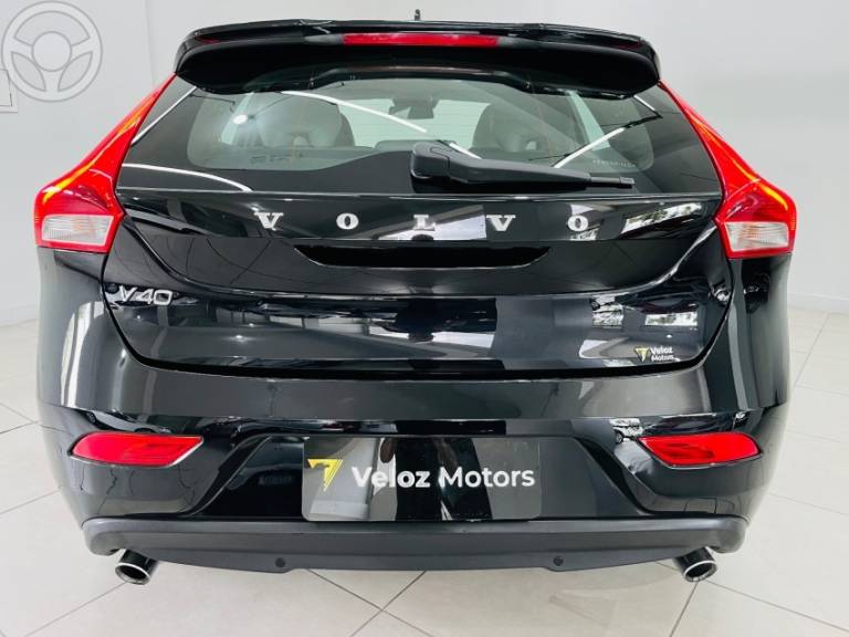VOLVO - V40 2.0 T4 DYNAMIC TURBO 4P AUTOMÁTICO - 2013/2014 - PRETA - R$ 72.990,00