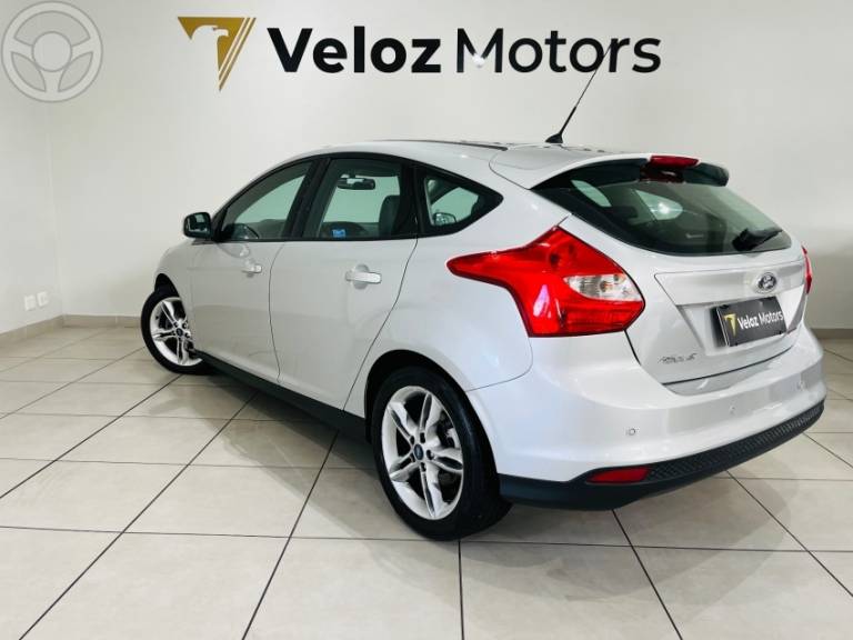 FORD - FOCUS 2.0 SE HATCH 16V FLEX 4P AUTO - 2014/2015 - PRATA - R$ 55.990,00