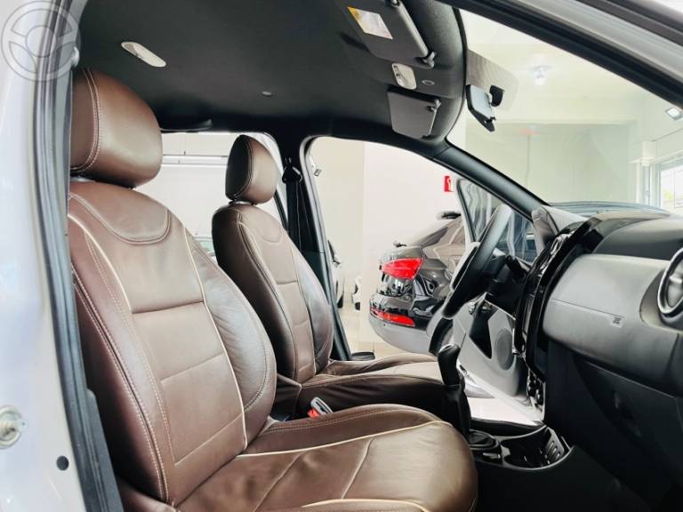 RENAULT - DUSTER OROCH 1.6 16V FLEX DYNAMIQUE 4P MANUAL - 2018/2019 - BRANCA - R$ 72.900,00