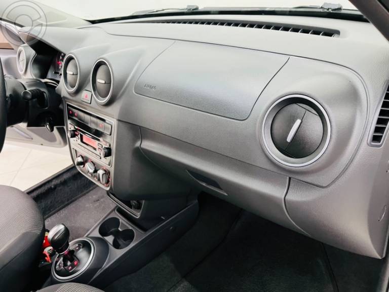 VOLKSWAGEN - VOYAGE 1.6 MI 8V FLEX 4P AUTOMATIZADO - 2013/2014 - PRATA - R$ 44.900,00