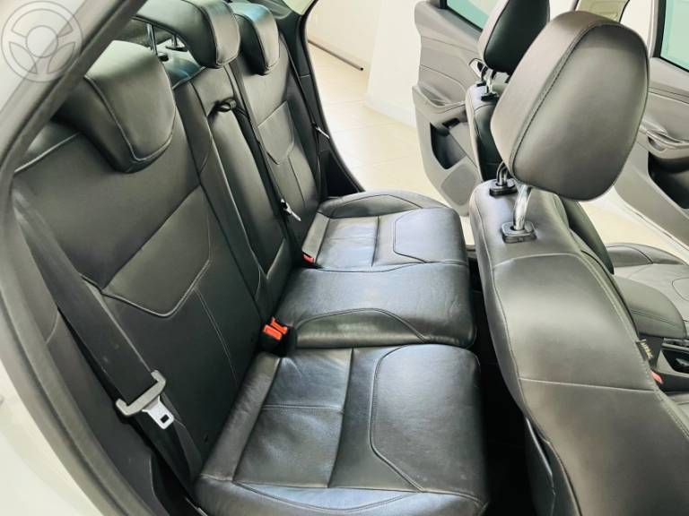 FORD - FOCUS 2.0 TITANIUM PLUS SEDAN 16V FLEX 4P AUTOMÁTICO - 2015/2016 - BRANCA - R$ 69.900,00