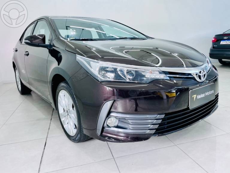 TOYOTA - COROLLA 2.0 XEI 16V FLEX 4P AUTOMÁTICO - 2017/2018 - MARROM - R$ 107.500,00