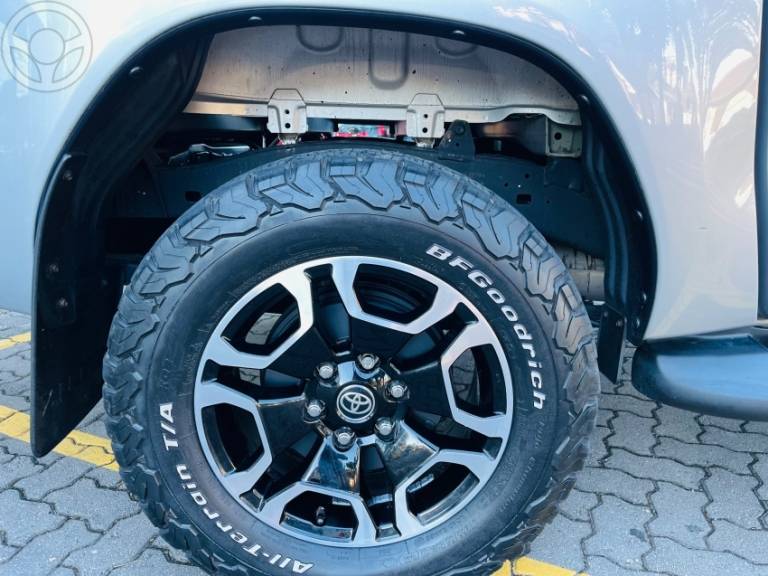 TOYOTA - HILUX 2.8 SRX PLUS 4X4 CD TURBO DIESEL 4P AUTOMÁTICO - 2021/2021 - PRATA - R$ 244.990,00