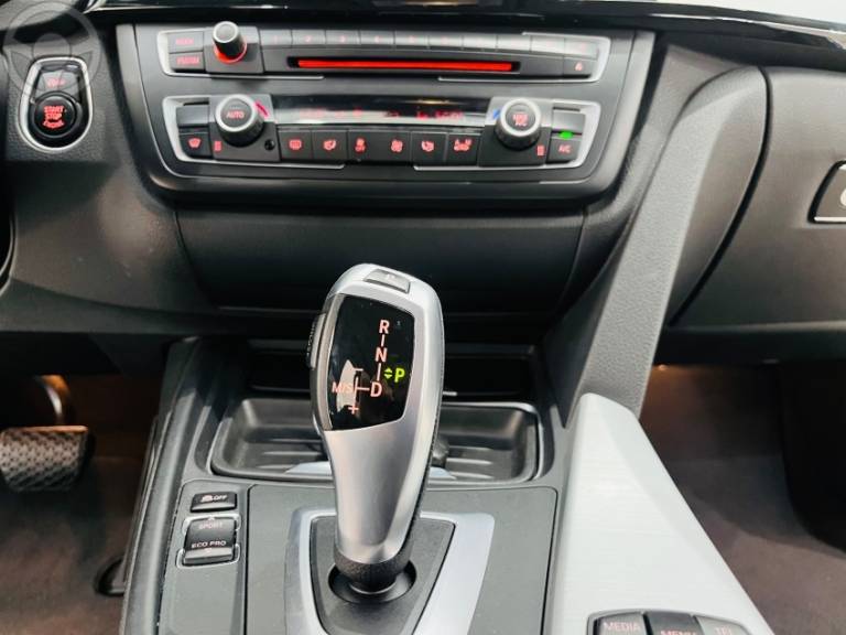 BMW - 320I 2.0 16V TURBO 4P AUTOMÁTICO - 2013/2014 - BRANCA - R$ 94.990,00