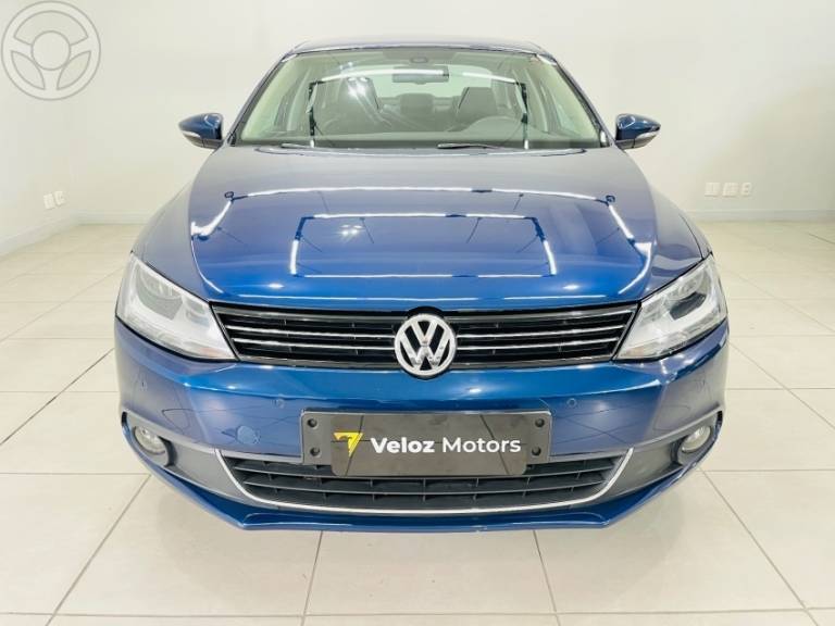 VOLKSWAGEN - JETTA 2.0 TSI HIGHLINE 200CV 4P TIPTRONIC - 2012/2013 - AZUL - R$ 70.900,00