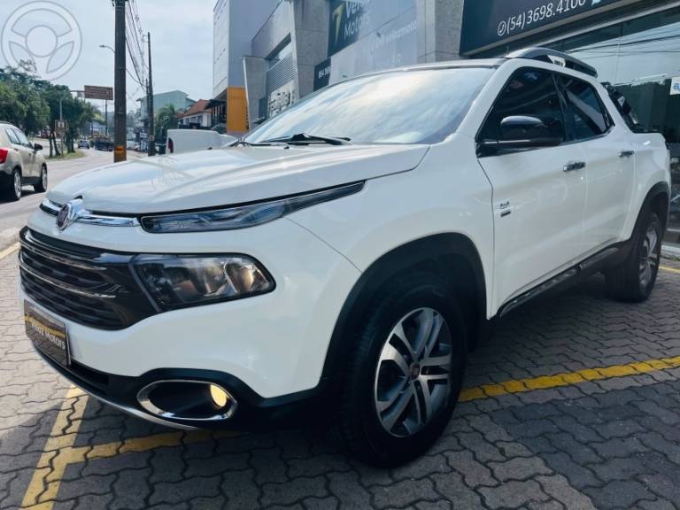 FIAT - TORO 2.0 16V TURBO DIESEL VOLCANO AT9 4X4 AUTOMÁTICO - 2016/2017 - BRANCA - R$ 98.900,00