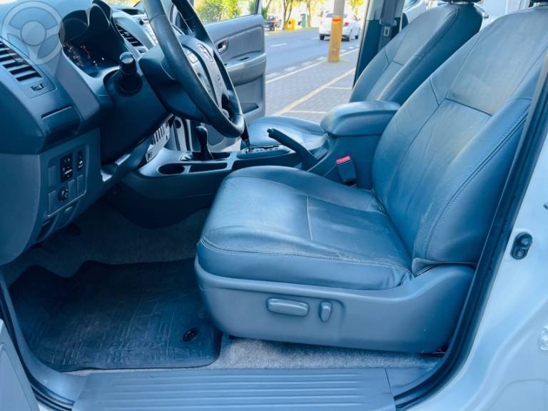 TOYOTA - HILUX 3.0 SRV TOP 4X4 CD 16V TURBO INTERCOOLER DIESEL 4P AUTOMÁTICO - 2013/2013 - BRANCA - R$ 134.990,00