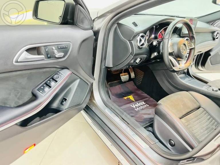 MERCEDES-BENZ - GLA 250 2.0 16V TURBO SPORT 4P AUTOMÁTICO - 2018/2018 - CINZA - R$ 157.900,00
