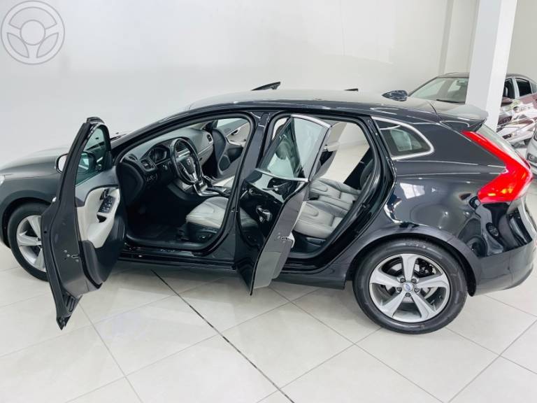 VOLVO - V40 2.0 T4 DYNAMIC TURBO 4P AUTOMÁTICO - 2013/2014 - PRETA - R$ 72.990,00