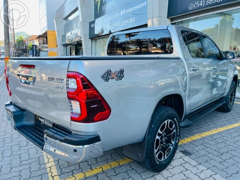 TOYOTA - HILUX 2.8 SRX PLUS 4X4 CD TURBO DIESEL 4P AUTOMÁTICO - 2021/2021 - PRATA - R$ 244.990,00