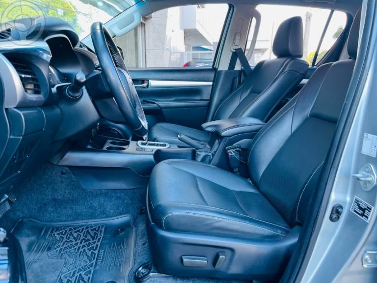 TOYOTA - HILUX 2.8 SRX PLUS 4X4 CD TURBO DIESEL 4P AUTOMÁTICO - 2021/2021 - PRATA - R$ 244.990,00