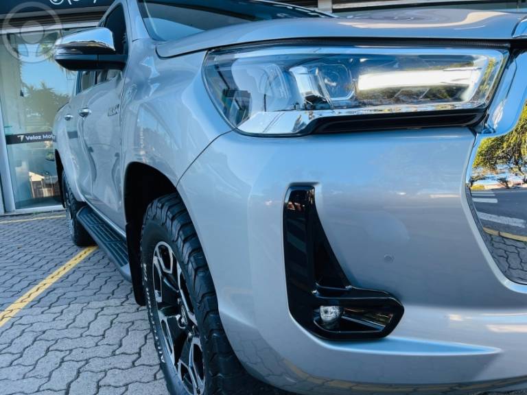 TOYOTA - HILUX 2.8 SRX PLUS 4X4 CD TURBO DIESEL 4P AUTOMÁTICO - 2021/2021 - PRATA - R$ 244.990,00
