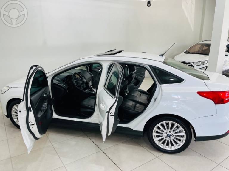 FORD - FOCUS 2.0 TITANIUM PLUS SEDAN 16V FLEX 4P AUTOMÁTICO - 2015/2016 - BRANCA - R$ 69.900,00