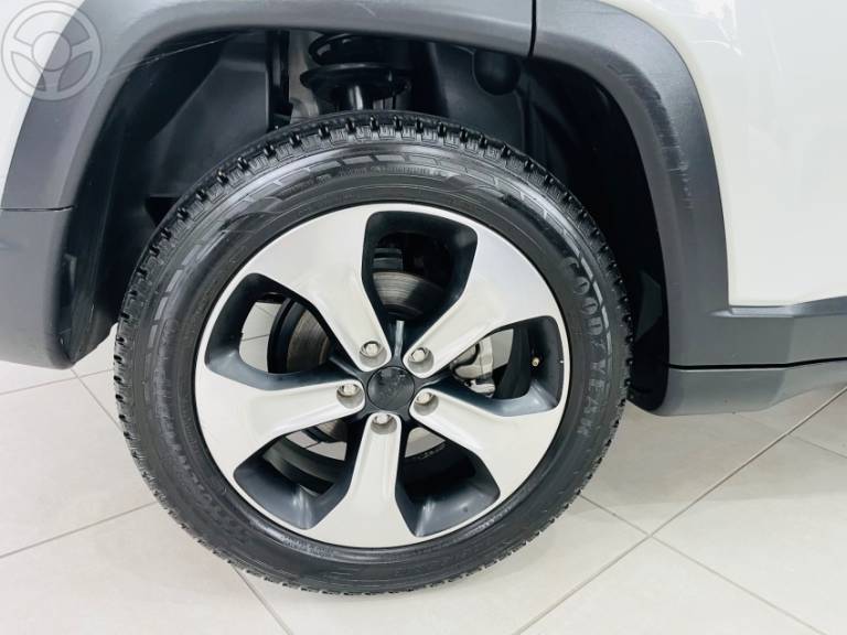 JEEP - COMPASS 2.0 16V FLEX LONGITUDE AUTOMÁTICO - 2017/2018 - BRANCA - R$ 93.990,00