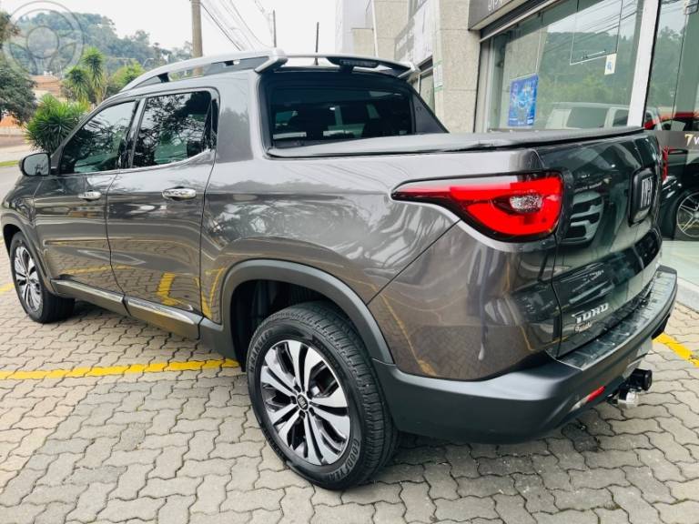 FIAT - TORO 2.0 16V TURBO DIESEL VOLCANO 4WD AUTOMÁTICO - 2021/2022 - CINZA - R$ 134.500,00