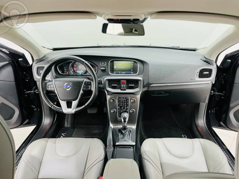 VOLVO - V40 2.0 T4 DYNAMIC TURBO 4P AUTOMÁTICO - 2013/2014 - PRETA - R$ 72.990,00