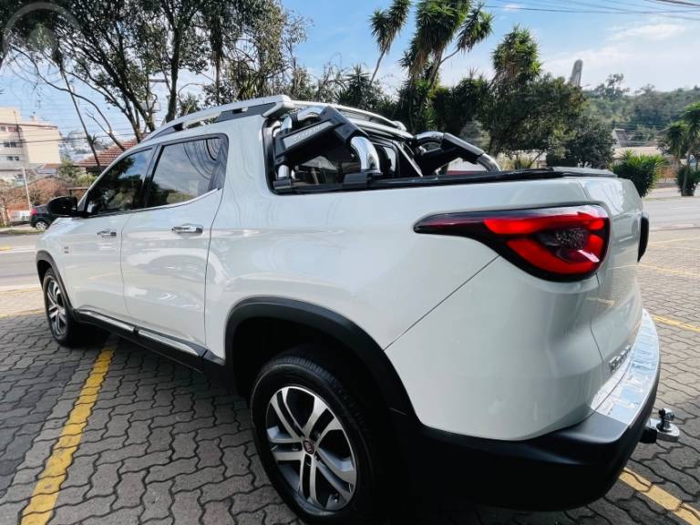 FIAT - TORO 2.0 16V TURBO DIESEL VOLCANO AT9 4X4 AUTOMÁTICO - 2016/2017 - BRANCA - R$ 98.900,00