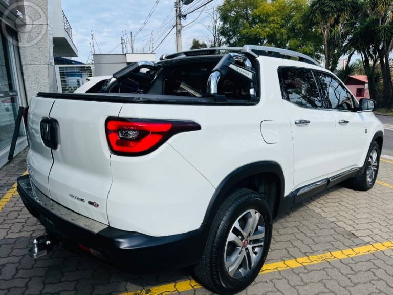 FIAT - TORO 2.0 16V TURBO DIESEL VOLCANO AT9 4X4 AUTOMÁTICO - 2016/2017 - BRANCA - R$ 98.900,00