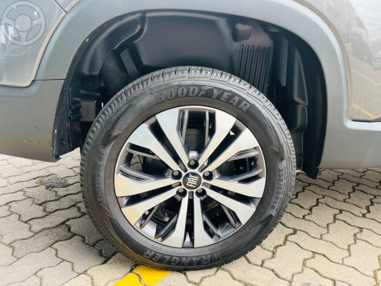 FIAT - TORO 2.0 16V TURBO DIESEL VOLCANO 4WD AUTOMÁTICO - 2021/2022 - CINZA - R$ 134.500,00