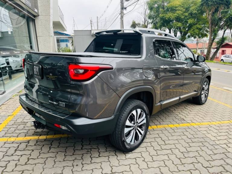 FIAT - TORO 2.0 16V TURBO DIESEL VOLCANO 4WD AUTOMÁTICO - 2021/2022 - CINZA - R$ 134.500,00