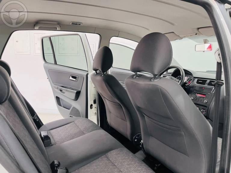 VOLKSWAGEN - FOX 1.0 MI TREND 8V FLEX 4P MANUAL - 2013/2013 - BRANCA - R$ 38.500,00