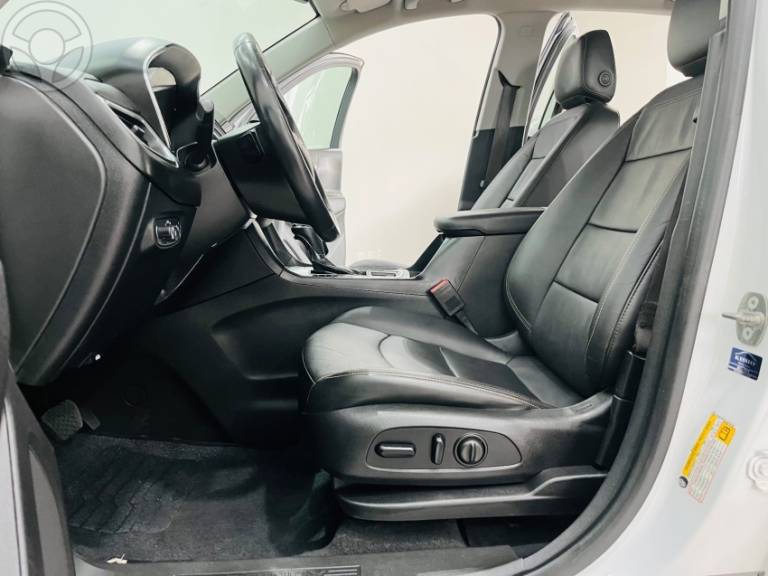 CHEVROLET - EQUINOX 2.0 16V TURBO LT AUTOMÁTICO - 2017/2018 - BRANCA - R$ 102.900,00