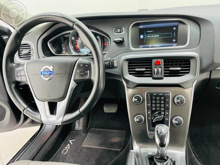 VOLVO - V40 2.0 T4 DYNAMIC TURBO 4P AUTOMÁTICO - 2013/2014 - PRETA - R$ 72.990,00