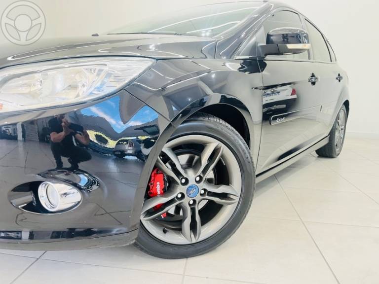 FORD - FOCUS 2.0 SE PLUS 16V FLEX 4P AUTOMÁTICO - 2013/2014 - PRETA - R$ 54.900,00