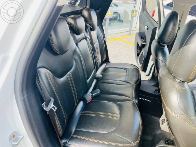 FIAT - TORO 2.0 16V TURBO DIESEL VOLCANO AT9 4X4 AUTOMÁTICO - 2016/2017 - BRANCA - R$ 98.900,00