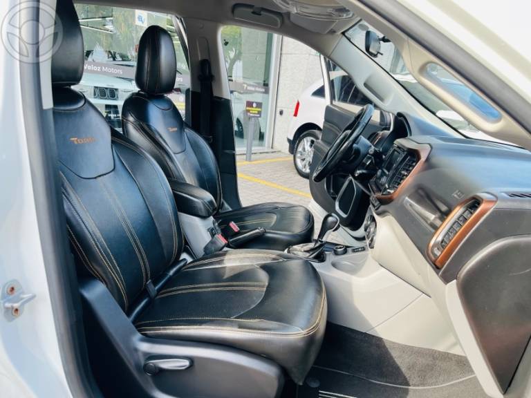 FIAT - TORO 2.0 16V TURBO DIESEL VOLCANO AT9 4X4 AUTOMÁTICO - 2016/2017 - BRANCA - R$ 98.900,00