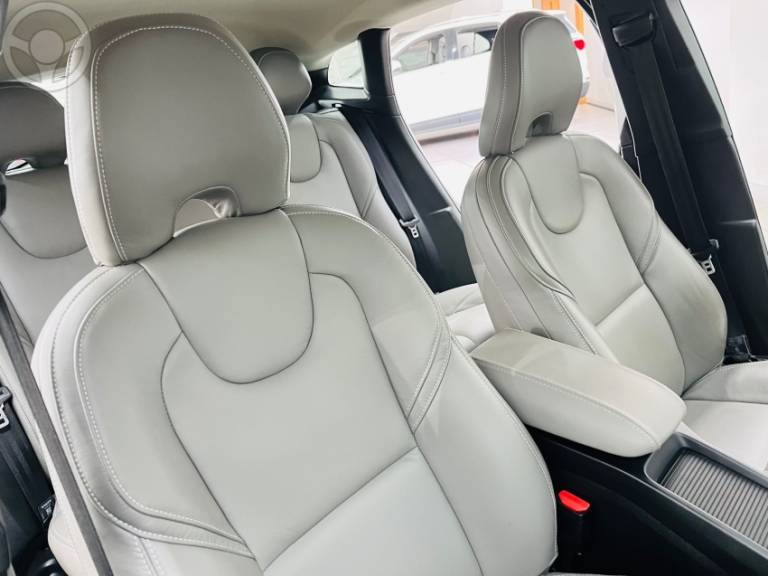 VOLVO - V40 2.0 T4 DYNAMIC TURBO 4P AUTOMÁTICO - 2013/2014 - PRETA - R$ 72.990,00