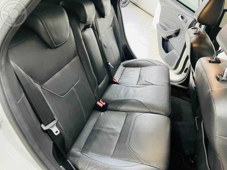 FORD - FOCUS 2.0 TITANIUM PLUS 16V FLEX 4P AUTOMÁTICO - 2015/2016 - BRANCA - R$ 74.500,00
