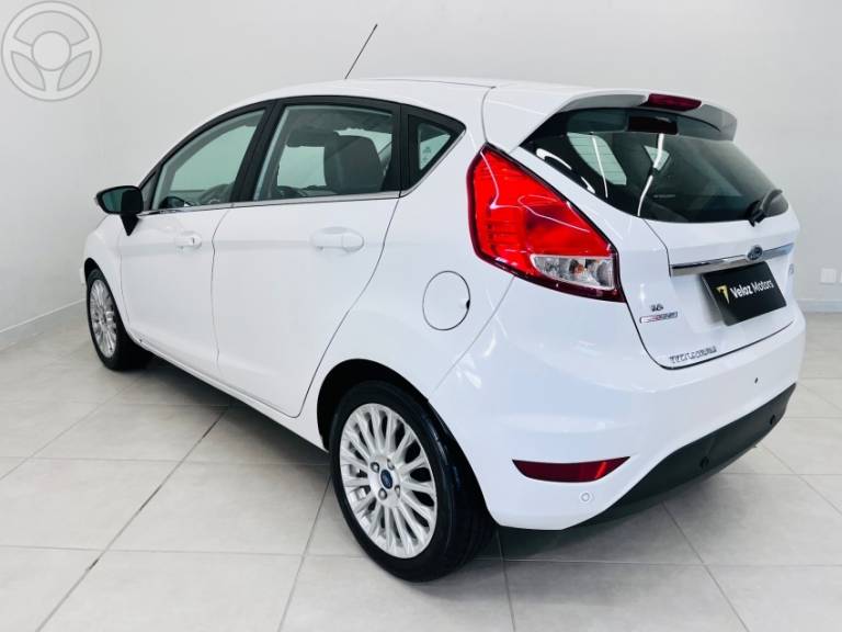 FORD - FIESTA 1.6 TITANIUM HATCH 16V FLEX 4P AUTOMÁTICO - 2014/2015 - BRANCA - R$ 50.990,00