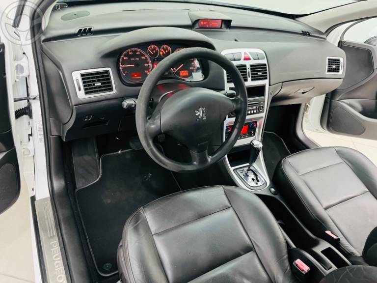 PEUGEOT - 307 2.0 PREMIUM 16V FLEX 4P AUTOMÁTICO - 2011/2012 - BRANCA - R$ 29.990,00