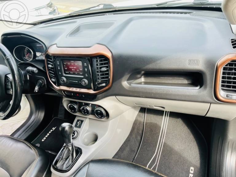 FIAT - TORO 2.0 16V TURBO DIESEL VOLCANO AT9 4X4 AUTOMÁTICO - 2016/2017 - BRANCA - R$ 98.900,00