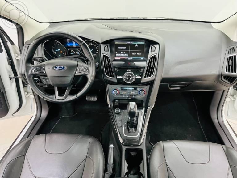 FORD - FOCUS 2.0 TITANIUM PLUS SEDAN 16V FLEX 4P AUTOMÁTICO - 2015/2016 - BRANCA - R$ 69.900,00