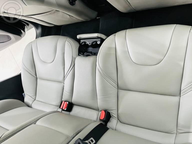 VOLVO - V40 2.0 T4 DYNAMIC TURBO 4P AUTOMÁTICO - 2013/2014 - PRETA - R$ 72.990,00