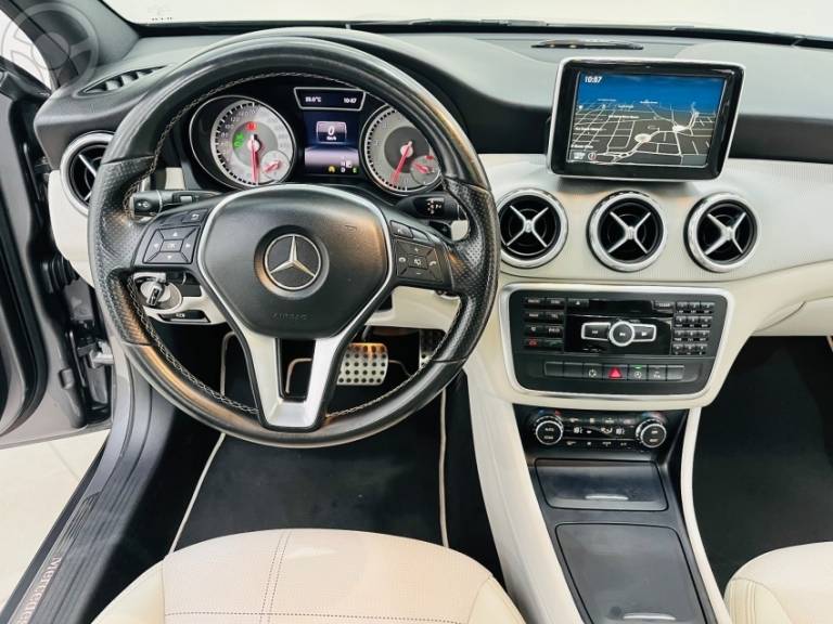 MERCEDES-BENZ - GLA 200 1.6 CGI VISION 16V TURBO FLEX 4P AUTOMÁTICO - 2015/2015 - CINZA - R$ 115.900,00