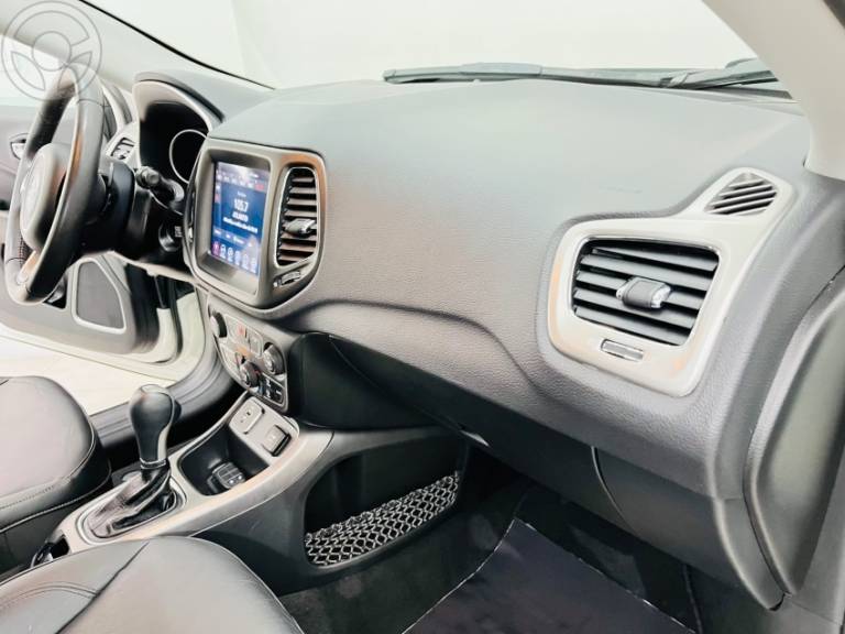 JEEP - COMPASS 2.0 16V FLEX LONGITUDE AUTOMÁTICO - 2018/2019 - BRANCA - R$ 95.900,00
