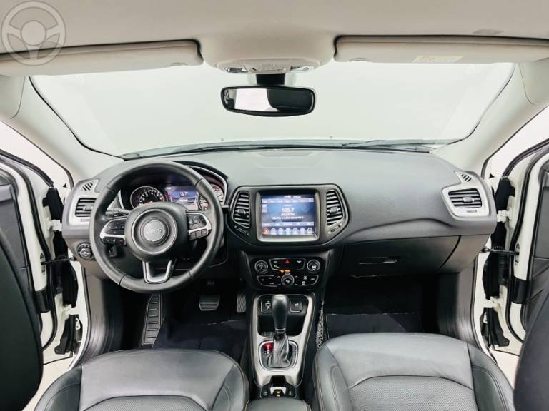 JEEP - COMPASS 2.0 16V FLEX LONGITUDE AUTOMÁTICO - 2018/2019 - BRANCA - R$ 95.900,00