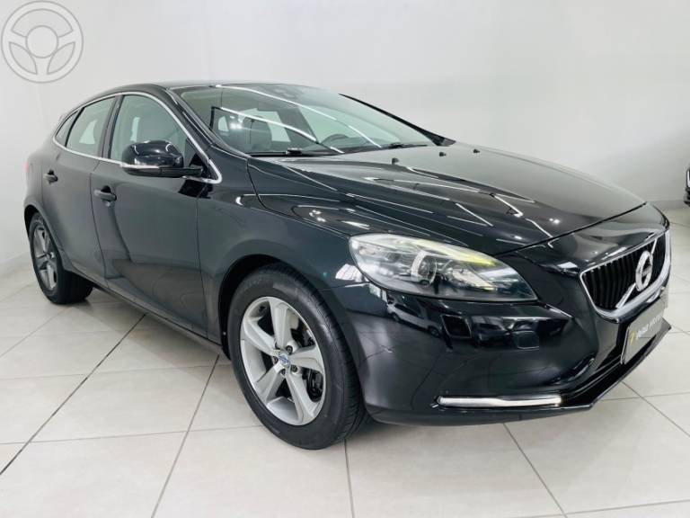 VOLVO - V40 2.0 T4 DYNAMIC TURBO 4P AUTOMÁTICO - 2013/2014 - PRETA - R$ 72.990,00