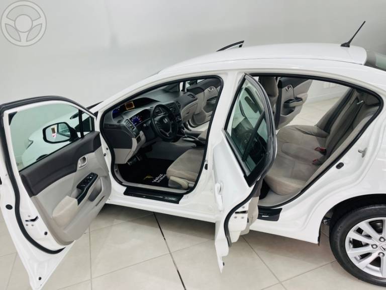 HONDA - CIVIC 1.8 LXS 16V FLEX 4P AUTOMÁTICO - 2012/2013 - BRANCA - R$ 69.900,00