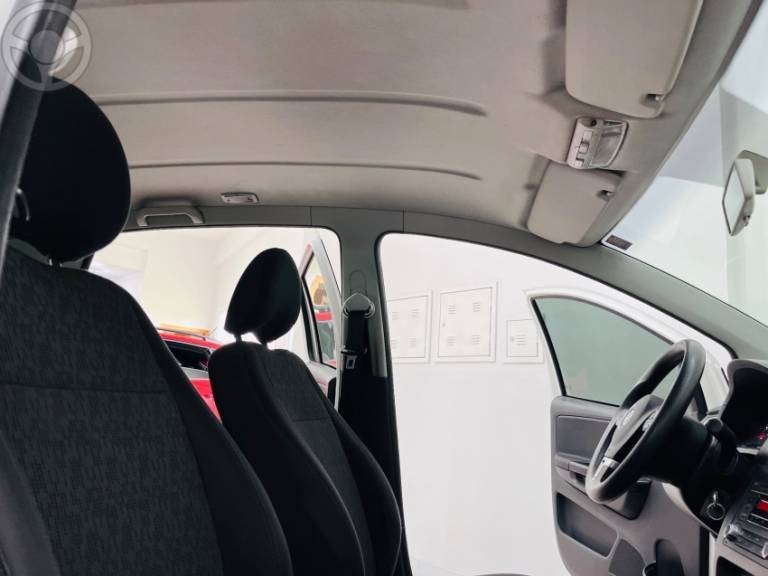 VOLKSWAGEN - FOX 1.0 MI TREND 8V FLEX 4P MANUAL - 2013/2013 - BRANCA - R$ 38.500,00