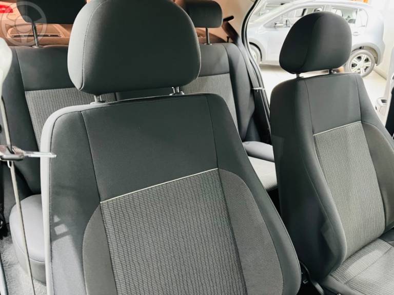 VOLKSWAGEN - VOYAGE 1.6 MI 8V FLEX 4P AUTOMATIZADO - 2013/2014 - PRATA - R$ 44.900,00