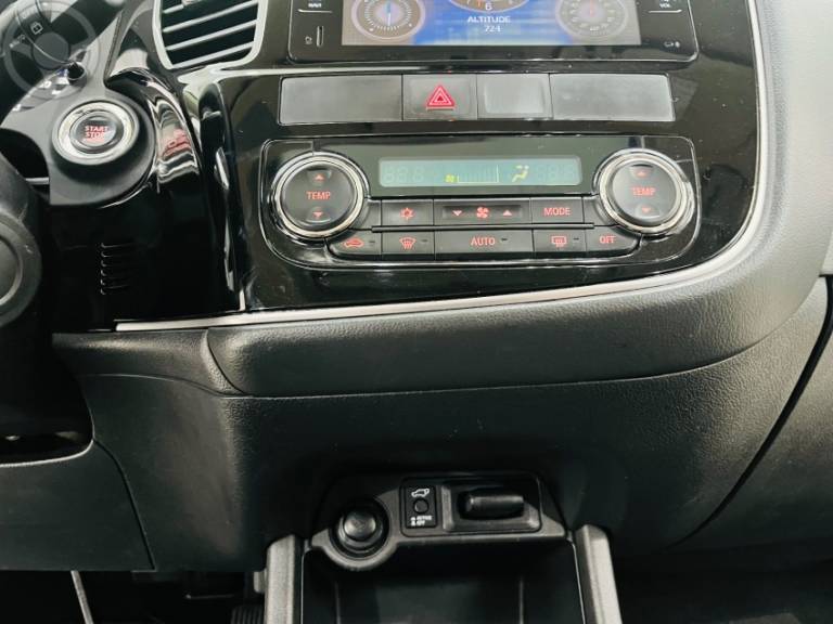 MITSUBISHI - OUTLANDER 2.2 4X4 16V DIESEL 4P AUTOMÁTICO - 2015/2016 - BRANCA - R$ 112.990,00