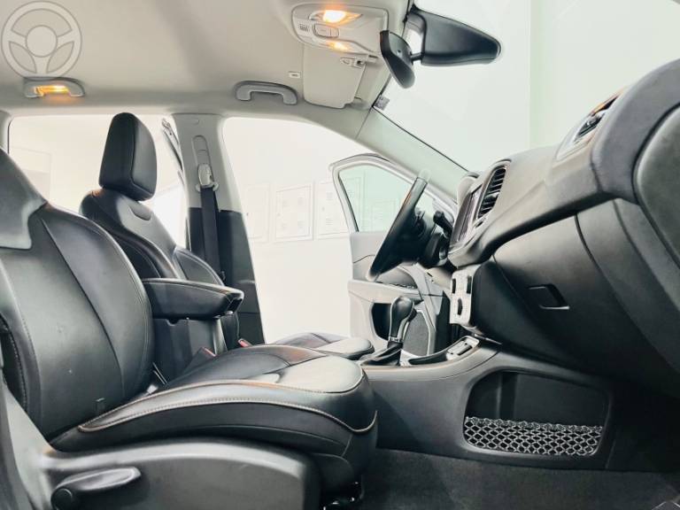 JEEP - COMPASS 2.0 16V FLEX LONGITUDE AUTOMÁTICO - 2018/2019 - BRANCA - R$ 97.900,00